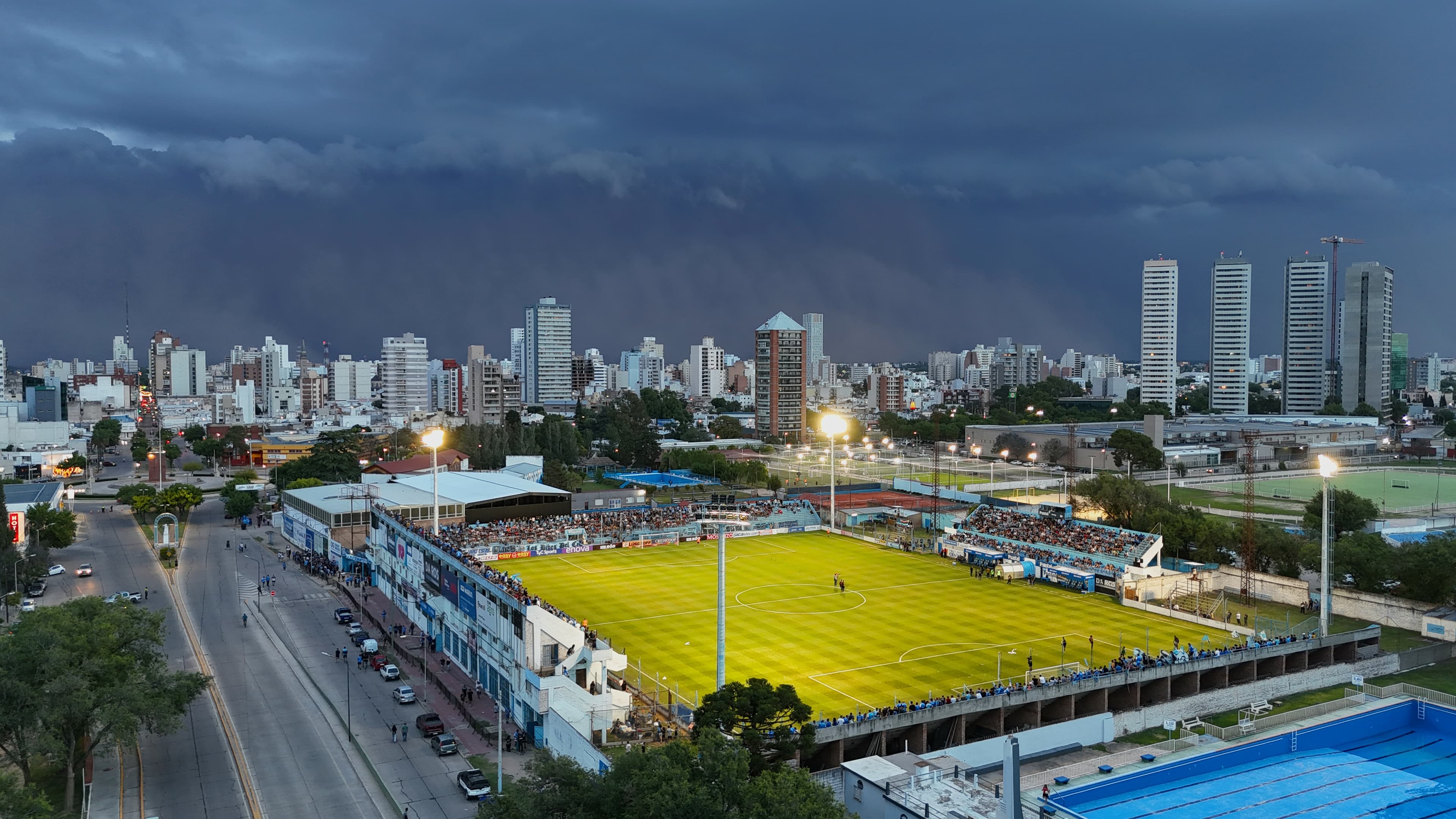 Estadio Antonio Candini - Vista aérea nocturna con iluminación