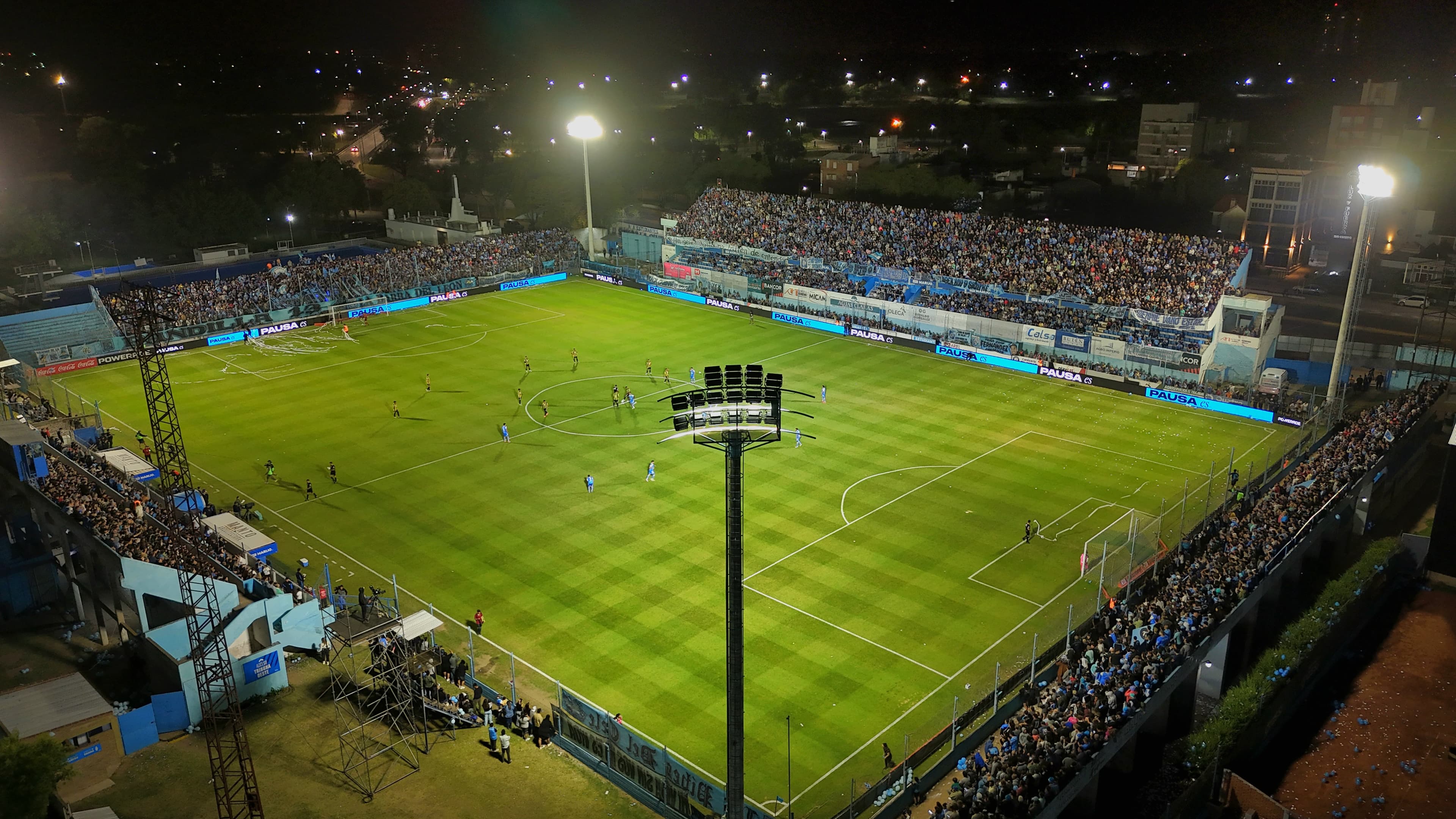 Estadio Antonio Candini - Noche de partido y tribunas colmadas